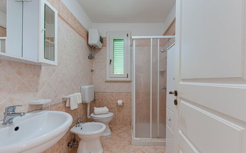 Castro 300: Robinet, Évier, Luminaire Plomberie, Miroir, Lavabo, Propriété, Salle De Bains, Bâtiment, Bois, Porte