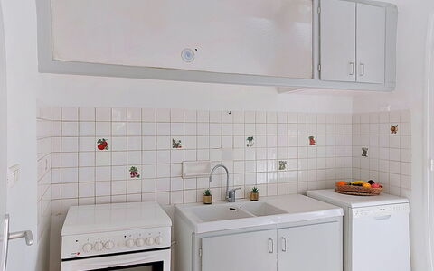 Les Hirondelles: Cuisine, Sol, Comptoir, Evier, Évier, Principaux Appliance, Appareil De Cuisine, Sol, Design Intérieur, Luminaire Plomberie