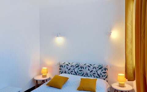 Les Hirondelles: Design Intérieur, Chambre, Lit, Meubles, Drap De Lit, Literie, Sol, Sol, Pièce, Textile