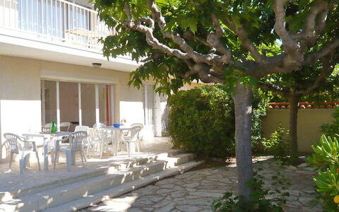 Les Hirondelles: Plante, Bâtiment, Fenêtre, Arbre, Surface De La Route, Ombre, Design Urbain, Zone Résidentielle, Immobilier, Ville