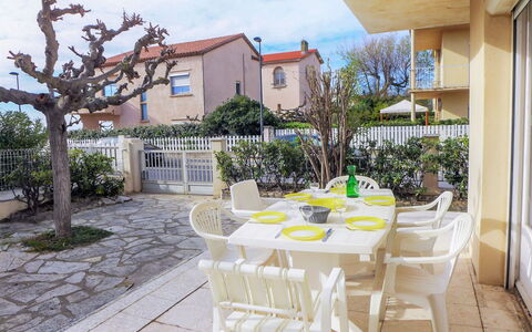 Les Hirondelles: Ciel, Plante, Table, Propriété, Bâtiment, Meubles, Nuage, Chaise, Bleu Azur, Arbre