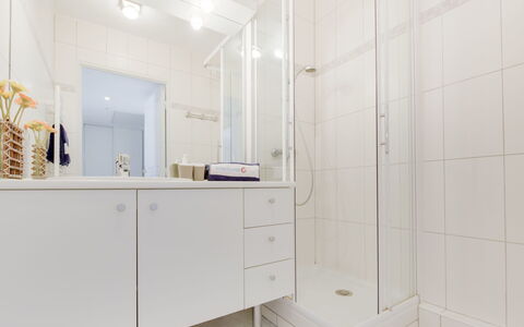 Cavalaire 170: Pièce, Propriété, Salle De Bains, Meubles, Tuile, Design Intérieur, Sol, Immobilier, Architecture, Matériel De La Propriété