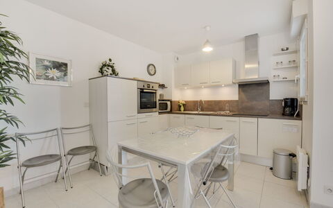 Cavalaire 170: Propriété, Pièce, Blanc, Meubles, Design Intérieur, Bâtiment, Maison, Cuisine, Sol, Table