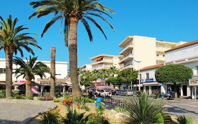 Cavalaire 170: Ciel, Plante, Bâtiment, Jour, Propriété, Bleu Azur, Arbre, Végétation, Arecales, Architecture
