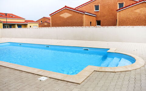 Le Mas de Torreilles: Bleu, Piscine, Composite, Loisir, Recours, Tuile, Hôtel, Villa, Centre De Loisirs, Mobilier De Jardin