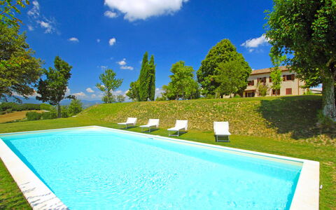 Montebello: Piscine, Propriété, Herbe, Loisir, Immobilier, Biens, Maison, Villa, Arbre, Vacances