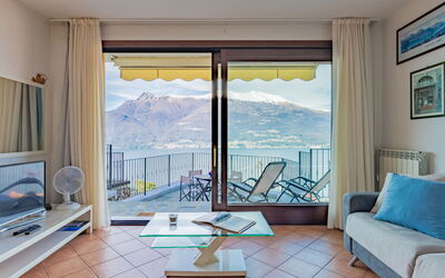 Bellano 300: Table, Propriété, Meubles, Bâtiment, Bleu, Blanc, Bleu Azur, Ombre, Fenêtre, Design Intérieur