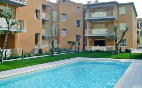 Il Piccolo: L'Eau, Plante, Propriété, Bâtiment, Jour, Fenêtre, Piscine, Ciel, Bleu Azur, Architecture