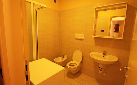 Il Piccolo: Pièce, Salle De Bains, Propriété, Luminaire Plomberie, Toilette, Design Intérieur, Architecture, Lavabo, Salle De Repos, Évier
