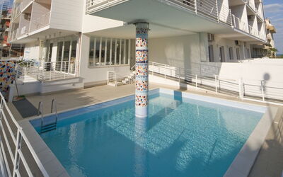 Roseto Degli Abruzzi 200: L'Eau, Propriété, Jour, Bâtiment, Piscine, Bleu Azur, Ombre, Éclairage, Ciel, Plan D'Eau
