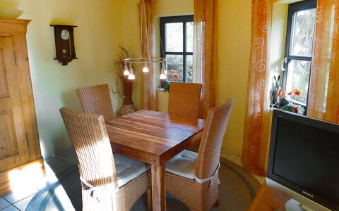 Brombeerweg: Pièce, Salle À Manger, Propriété, Meubles, Table, Bâtiment, Maison, Design Intérieur, Sol, Table Cuisine Et Salle A Manger