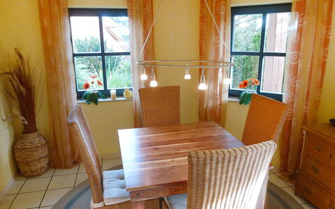 Brombeerweg: Pièce, Propriété, Meubles, Design Intérieur, Bâtiment, Sol, Maison, Rideau, Table, Dur