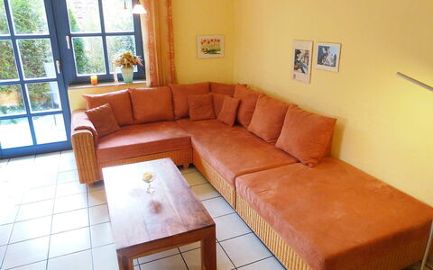 Brombeerweg: Meubles, Pièce, Propriété, Canapé, Sol, Canapé-Lit, Salon, Design Intérieur, Immobilier, Bâtiment