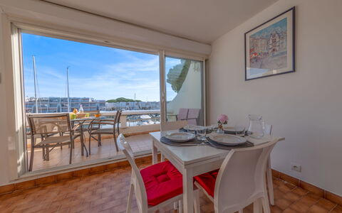 Les Régates: Table, Meubles, Propriété, Chaise, Ciel, Bois, Design Intérieur, Sol, Mur, Immobilier