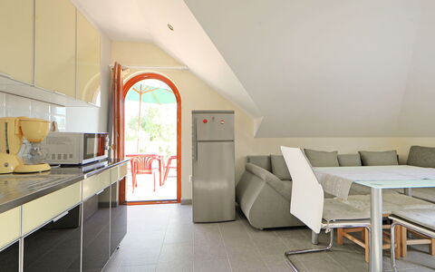 Elisabeta 02: Bâtiment, Meubles, Comptoir, Appareil De Cuisine, Confort, Orange, Cabinetry, Maison, Design Intérieur