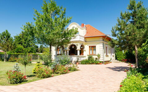 Elisabeta 02: Plante, Ciel, Bâtiment, Arbre, Fenêtre, Lot Terre, Maison, Herbe, Chalet, Porte