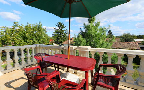 Elisabeta 02: Ciel, Table, Propriété, Meubles, Bâtiment, Parapluie, Nuage, Plante, Tableau De Plein Air, La Nature