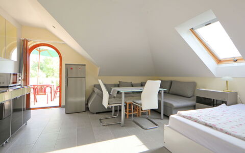 Elisabeta 02: Meubles, Propriété, Table, Bâtiment, Confort, Canapé, Chaise, Bois, Éclairage