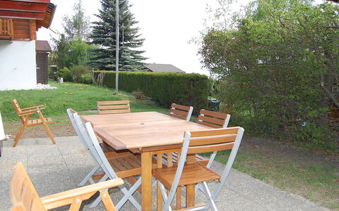 Coucordin: Table, Propriété, Meubles, Maison, Chaise, Arrière-Cour, Chalet, Tableau De Plein Air, Pièce, Cour