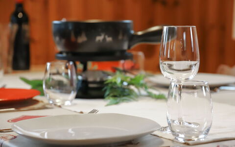 Coucordin: Vaisselle, Serveware, Aliments, Drinkware, Vaisselle, Verres À Pied, Table, Ingrédient, Assiette, Verre De Vin