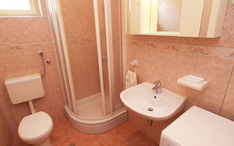 Vodice 116: Salle De Bains, Propriété, Pièce, Tuile, Mur, Siège De Toilette, Luminaire Plomberie, Toilette, Lavabo, Design Intérieur
