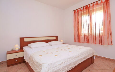 Vodice 116: Chambre, Lit, Pièce, Meubles, Propriété, Drap De Lit, Cadre De Lit, Mur, Sol, Literie