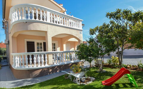 Vodice 116: Plante, Ciel, Bâtiment, Propriété, Fenêtre, Arbre, Porche, Maison, Lot Terre, Ombre