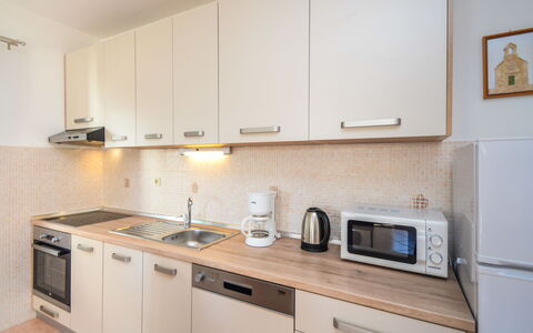 Vodice 116: Cabinetry, Comptoir, Propriété, Bâtiment, Meubles, Appareil De Cuisine, Cuisinière, Evier, Évier, Cuisine