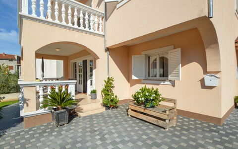 Vodice 116: Plante, Propriété, Bâtiment, Fenêtre, Surface De La Route, Design Intérieur, Design Urbain, Condominium, Sol, Zone Résidentielle