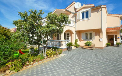 Vodice 116: Ciel, Plante, Nuage, Bâtiment, Propriété, Fenêtre, Surface De La Route, Lot Terre, Maison, Arbre