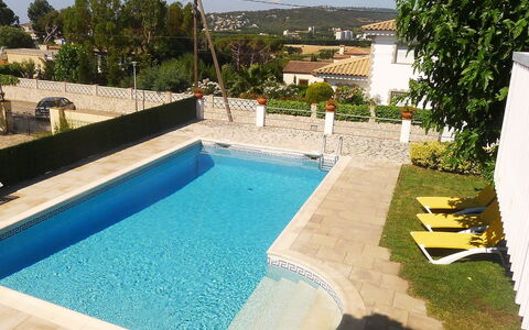 Eva: Piscine, Propriété, Loisir, Immobilier, Maison, Bâtiment, Herbe, Villa, Vacances, Arrière-Cour