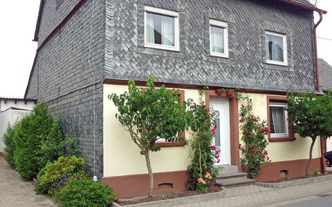 Haus Irmgard: Plante, Bâtiment, Fenêtre, Maison, Chalet, Bois, Zone Résidentielle, Façade, Surface De La Route