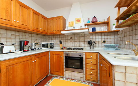 Olivo: Comptoir, Cuisine, Cabinetry, Propriété, Pièce, Meubles, Bâtiment, Orange, Design Intérieur, Immobilier
