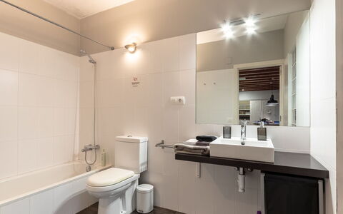 Urdaibai: Miroir, Luminaire Plomberie, Propriété, Évier, Robinet, Bâtiment, Salle De Bains, Cabinetry, Design Intérieur