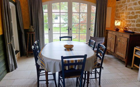 Le Chant des Milans: Pièce, Propriété, Meubles, Bâtiment, Table, Salle À Manger, Design Intérieur, Sol, Immobilier, Maison