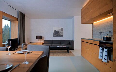 Laax 600: Pièce, Design Intérieur, Bâtiment, Propriété, Meubles, Plafond, Maison, Architecture, Table, Mur