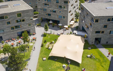 Laax 600: Bâtiment, Propriété, Fenêtre, Plante, La Nature, Infrastructure, Tente, Arbre, Lot Terre, Design Urbain
