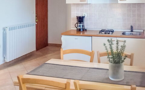 Pula Krnica 102: Table, Meubles, Propriété, Plante, Comptoir, Produit, Bois, Bâtiment, Evier, Cuisine