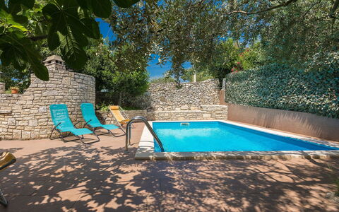 Pula Krnica 102: L'Eau, Propriété, Plante, Piscine, Bleu Azur, Ombre, Mobilier De Jardin, Arbre, Rectangle, Herbe