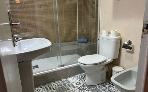 Eixample Esq Rocafort Diputacio: Siège De Toilette, Salle De Bains, Toilette, Luminaire Plomberie, Sol, Sol, Design Intérieur, Évier, Plomberie, Lavabo