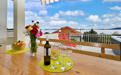 Tešija: Nuage, Bâtiment, Propriété, Meubles, Ciel, Table, Vaisselle, Bouteille, Bois, Design Intérieur