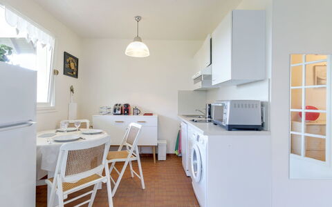 Les Corniches du Mont Canisy: Meubles, Cabinetry, Propriété, Table, Comptoir, Bois, Chaise, Bâtiment, Cuisine
