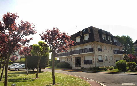 Deauville-Trouville 191: Plante, Ciel, Bâtiment, Propriété, Fenêtre, Arbre, Maison, Lot Terre, Design Urbain, Surface De La Route