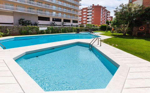 Las Americas: L'Eau, Bâtiment, Plante, Jour, Propriété, Piscine, Bleu Azur, Vert, Fenêtre, Arbre