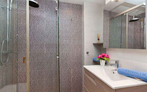 Las Americas: Luminaire Plomberie, Propriété, Robinet, Tete De Douche, Armoire De Toilette, Salle De Bains, Évier, Douche, Design Intérieur, Bâtiment