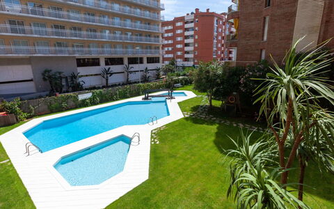 Las Americas: Plante, Bâtiment, Fenêtre, Piscine, Architecture, Arbre, Herbe, Design Urbain, Plan D'Eau, Condominium