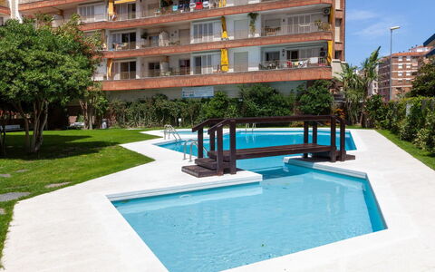 Las Americas: L'Eau, Plante, Bâtiment, Propriété, Jour, Fenêtre, Piscine, Bleu Azur, Arbre, Ombre