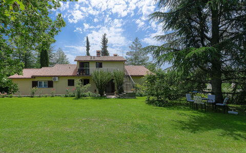 Labin 400: Nuage, Ciel, Plante, Bâtiment, Fenêtre, Paysage Naturel, Arbre, Maison, Lot Terre, Chalet