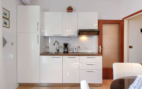 Labin 400: Cabinetry, Comptoir, Meubles, Évier, Robinet, Bâtiment, Cuisine, Appareil De Cuisine, Bois, Design Intérieur