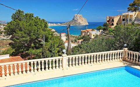 Vista Ifach: L'Eau, Ciel, Propriété, Bâtiment, Plante, La Nature, Bleu Azur, Arbre, Rectangle, Station Balnéaire